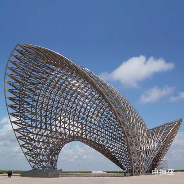 《司南魚》 長(zhǎng)48.8m 高13m 不銹鋼 設(shè)計(jì)：晉松、周密 2006年 位于上海南匯嘴觀海公園