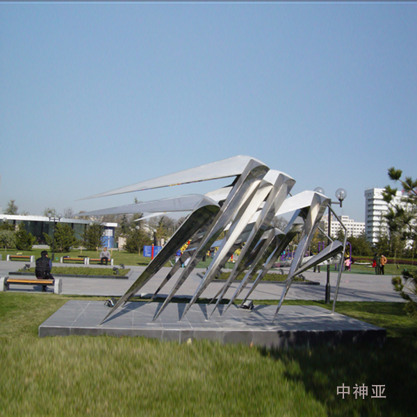 《凱風》高3m 不銹鋼 設(shè)計：文樓 2002年 位于北京國際雕塑公園