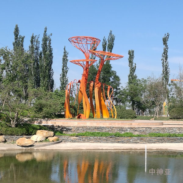 《蓮蓬》高9.5m 不銹鋼著色 設計：徐侃 2015年 位于山東濟南融匯文化創意生活城