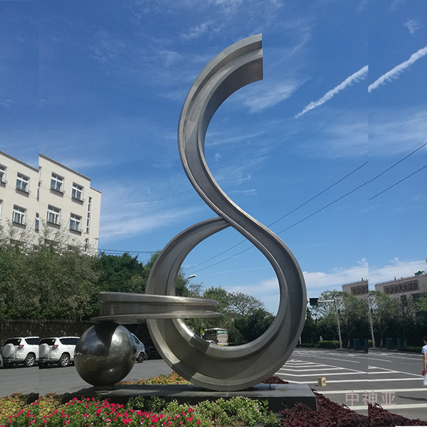 《暢通》高10m 不銹鋼 設計：王陽 1998年 位于青島鐵路局